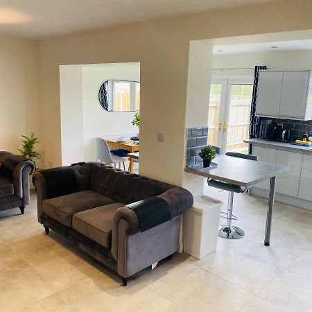 Modern Family Home With Off-Road Parking Cardiff Extérieur photo