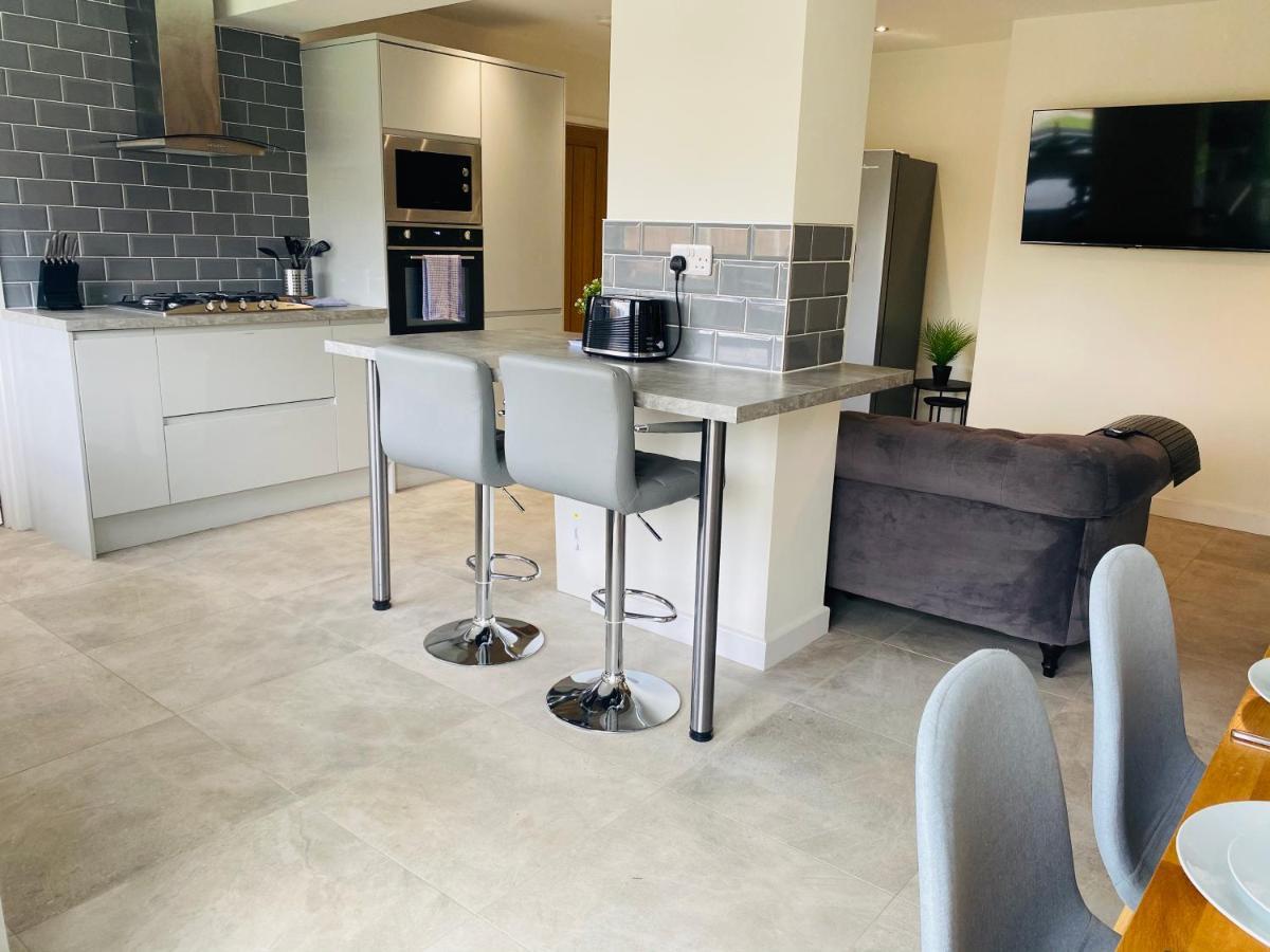 Modern Family Home With Off-Road Parking Cardiff Extérieur photo